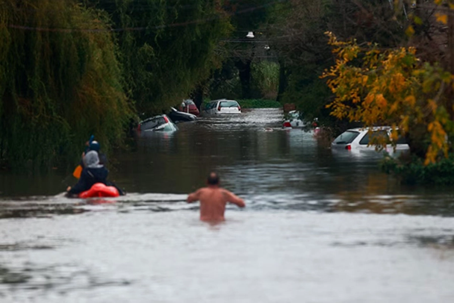 El agua llega hasta la cintura de las personas en algunos lugares. Foto: Infobae.