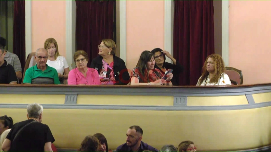 Mucha gente asisti&oacute; a la funci&oacute;n en Paran&aacute;. Foto: Elonce.