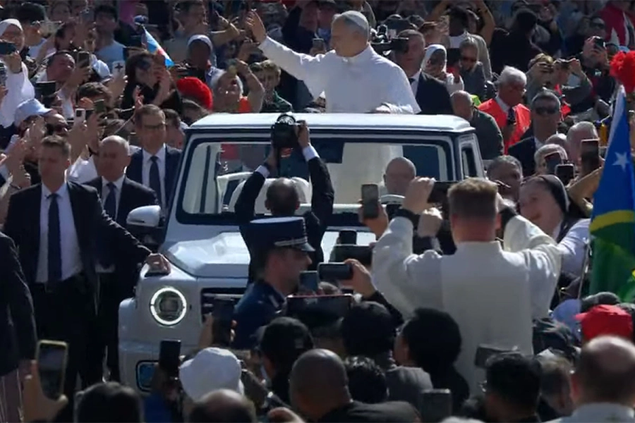 La llegada de Le&oacute;n XIV en papam&oacute;vil. Captura de pantalla