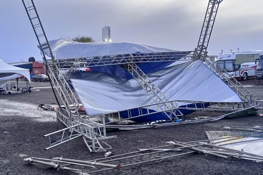 Fuertes ráfagas de viento causaron destrozos en el autódromo de Paraná (foto Eduardo Lacoste)