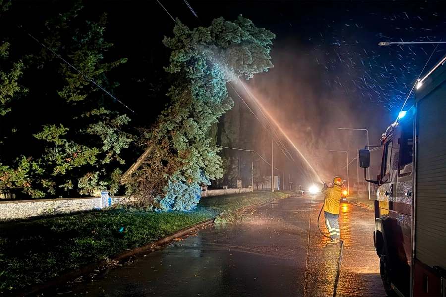 Temporal y principio de incendio en Crespo (foto Bomberos Voluntarios de Crespo)