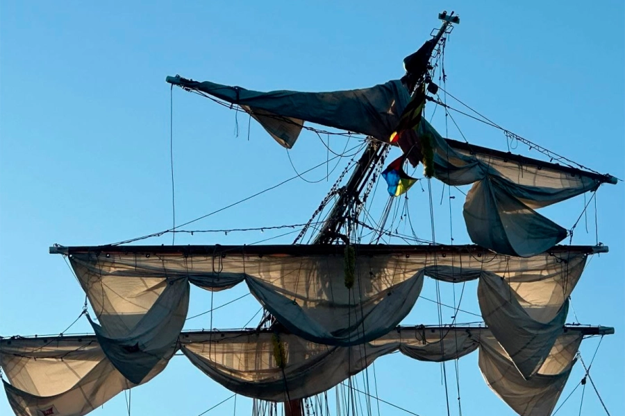 El barco flota frente al muelle 35, en el lado de Manhattan del East River (foto CNN)
