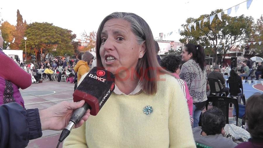Carolina Lavall&eacute;n, presidenta de la comisi&oacute;n vecinal del barrio Aatra III y IV. Foto: Elonce.