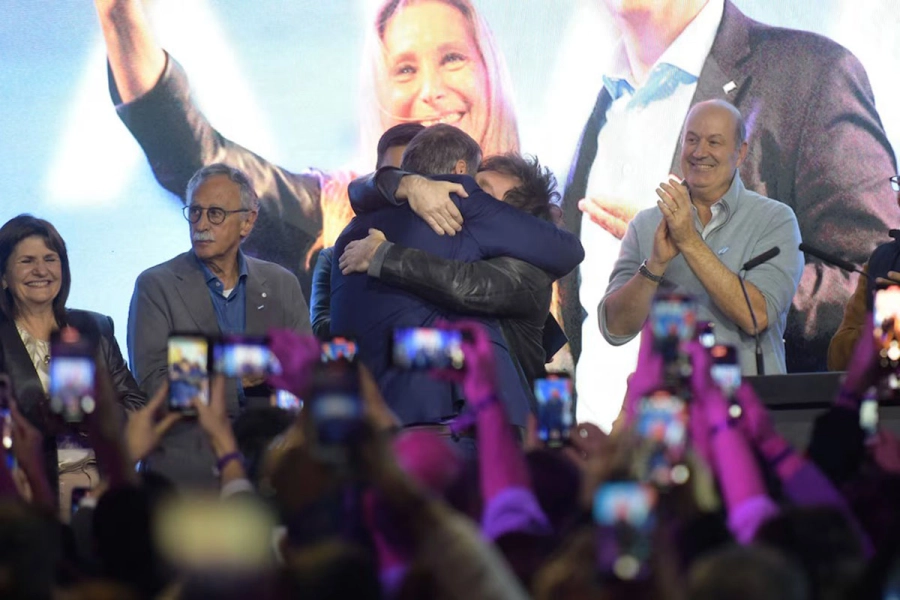 El abrazo del triunfo entre Adorni y Milei.