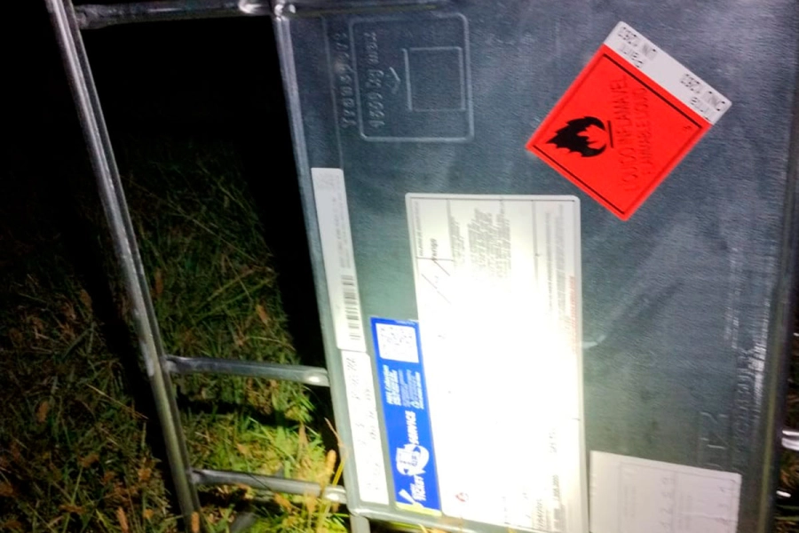 El material inflamable que causó pánico en la Autovía Artigas. Foto: Elonce.