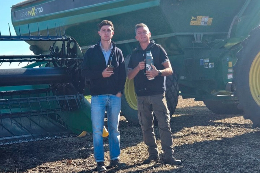 Guillermo Ortelli, junto a su hijo Mateo.