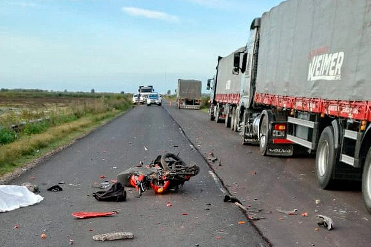 Motociclista murió al chocar de frente contra un camión en la Ruta 20