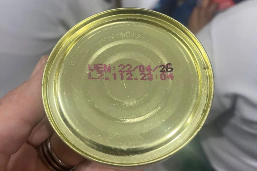 Enlatado con fecha de vencimiento adulterada. Foto: Bromatología de La Paz