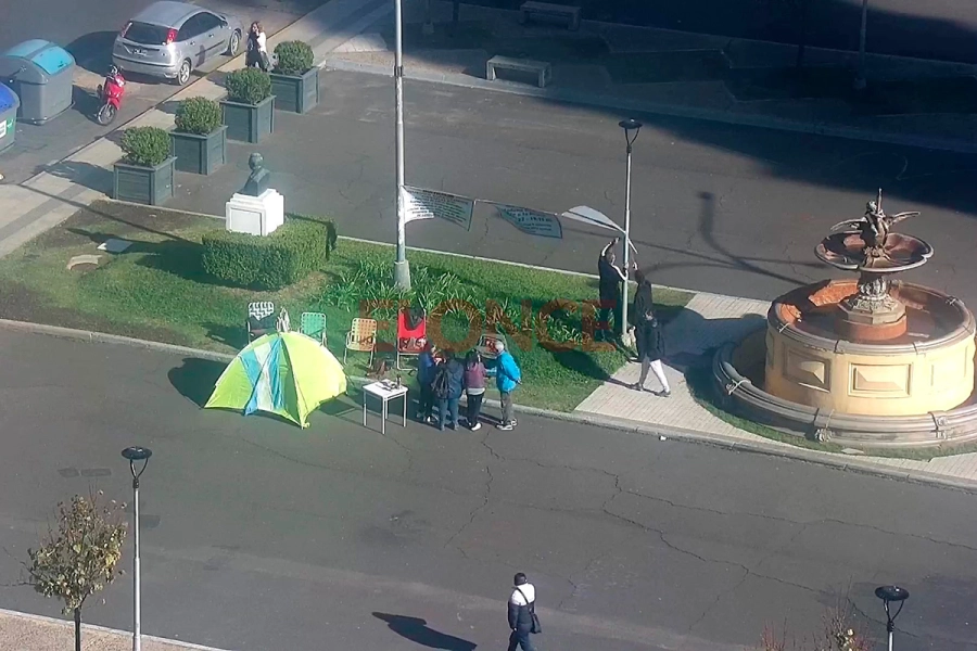 En defensa del IOSPER, un grupo de afiliados sostiene una huelga de hambre en Paraná (foto Elonce)