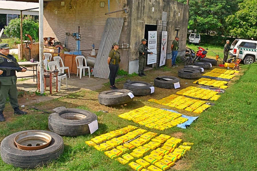 Descubrieron 425 kilos de cocaína en gomería. Gendarmería Nacional