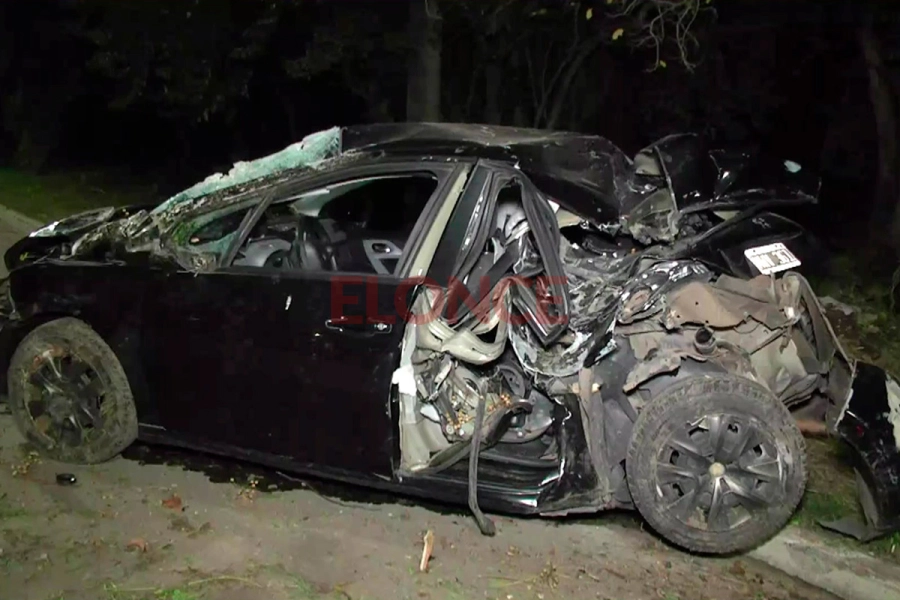 Auto destruido tras choque. Elonce