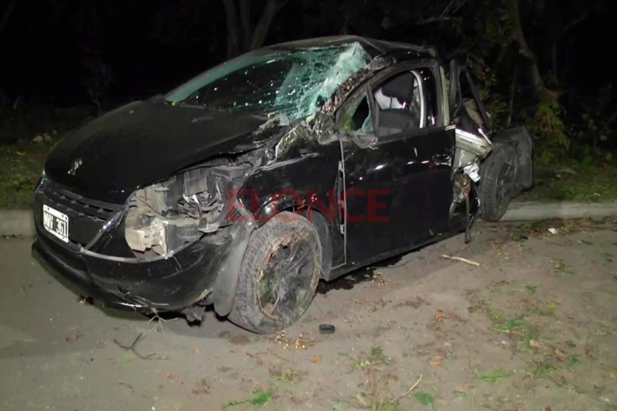 Auto destruido tras choque en Paran&aacute;. Elonce