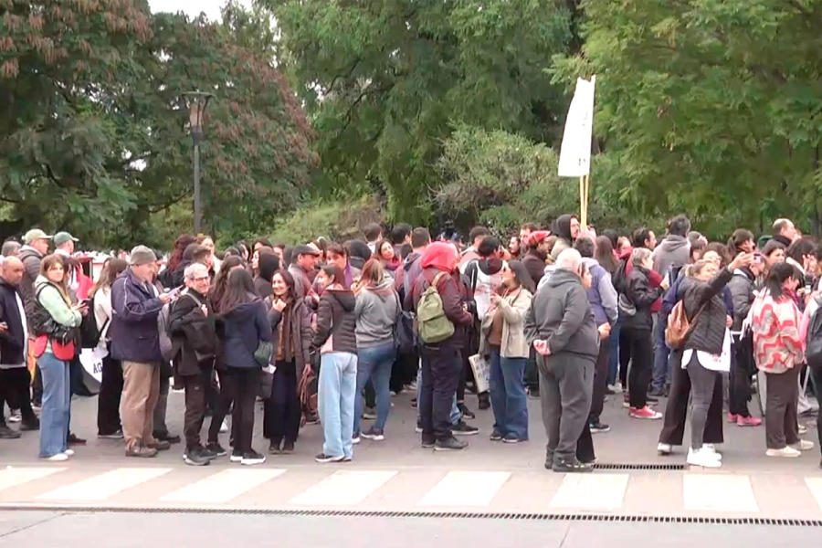 Una numerosa columna de docentes se movilizó en defensa de IOSPER