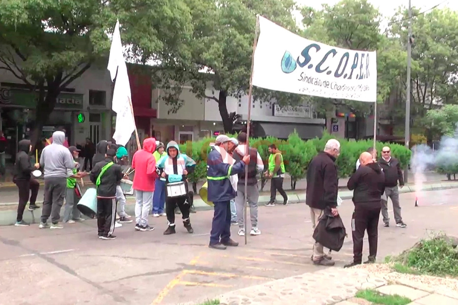 Choferes de ambulancias se manifestaron frente a la sede del Ministerio provincial de Salud en Paran&aacute; (foto Elonce)