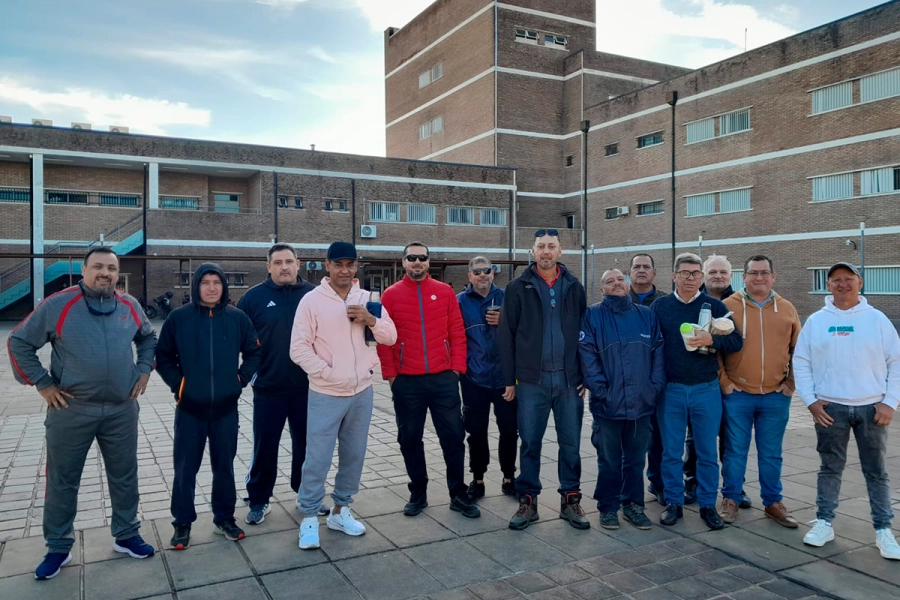 Choferes de ambulancias de la costa del Uruguay se manifestaron frente al hospital Masvernat de Concordia (foto Diario R&iacute;o Uruguay)