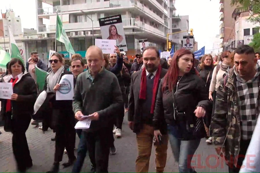 Trabajadores del IOSPER, municipales y jubilados marcharon en defensa de la obra social