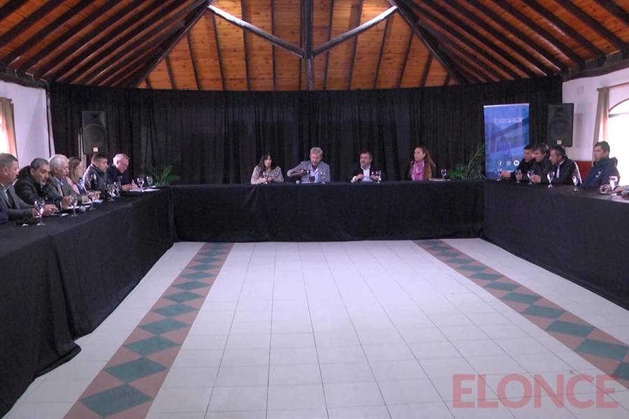 Frigerio encabezó una reunión de gabinete ampliado en Oro Verde (foto Elonce)