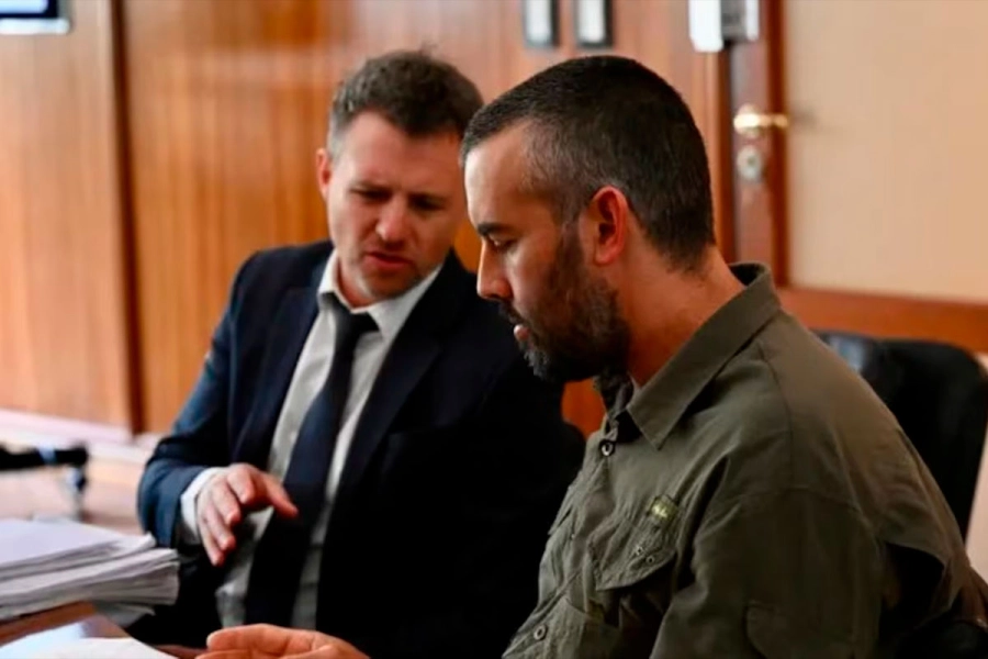 El acusado Ricardo La Regina junto a su abogado en el juicio por la masacre de Punta Tombo.