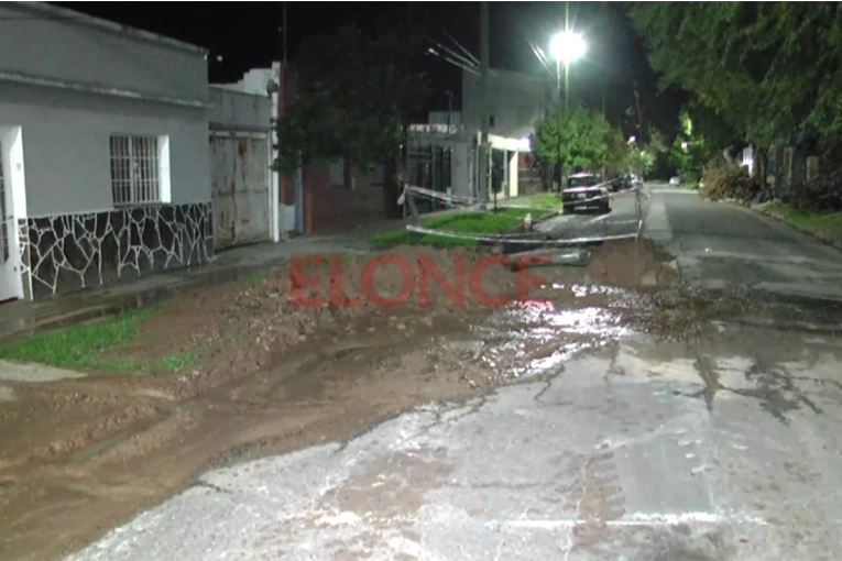 Finalizó la reparación de un caño de agua y el servicio se reestablece en las zonas afectadas