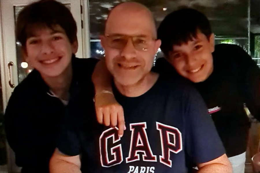Bernardo Adrián Seltzer, junto a sus dos hijos.