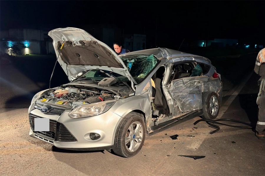 Fuerte choque de auto y camión. FM Estación Plus Crespo