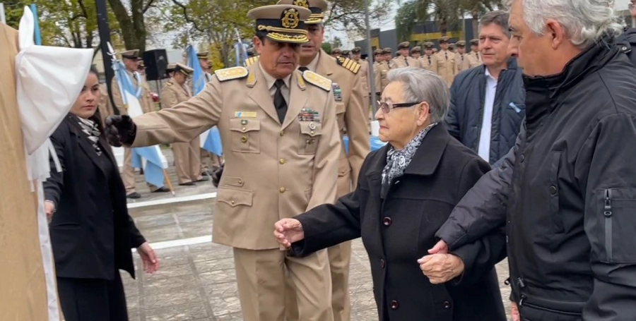 El recuerdo de Julio Omar Benítez, y ahora también de su madre, vive en cada homenaje, cada acto y cada bandera izada en su honor (foto archivo FM Riel)