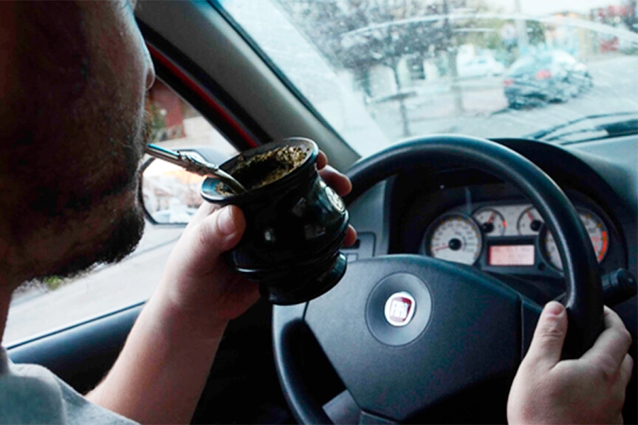 Prohíben tomar mate mientras se maneja. Redes