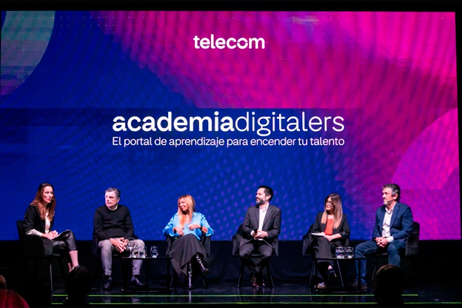 En la foto -de izquierda a derecha- María Constanza Ferrer, Gerente de Sustentabilidad de Telecom, moderadora; Fernando Mollon. Head de Multi-Country de Google Cloud Region LATAM; Silvia Tenazinha . Directora General de Salesforce Argentina; Juan Bonora . Vice Presidente. Y Director de Relaciones pública de Huawei ; Marina Bericua. Directora de Asuntos legales, Institucionales y corporativos de Microsoft; Guillermo Paez, Director de Plataformas y servicios de Telecom; asistió virtualmente Sofía Guidotti, Country Manager de Argentina, PY y UY de AWS.