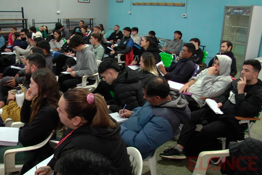 Capacitan a 60 entrenadores de vóley en Club Echagüe de Paraná (foto Elonce)