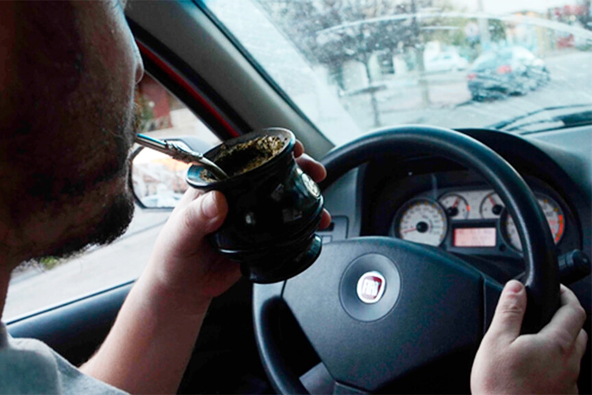 Tomar mate mientras se conduce es riesgoso Tomar mate mientras se conduce es riesgoso