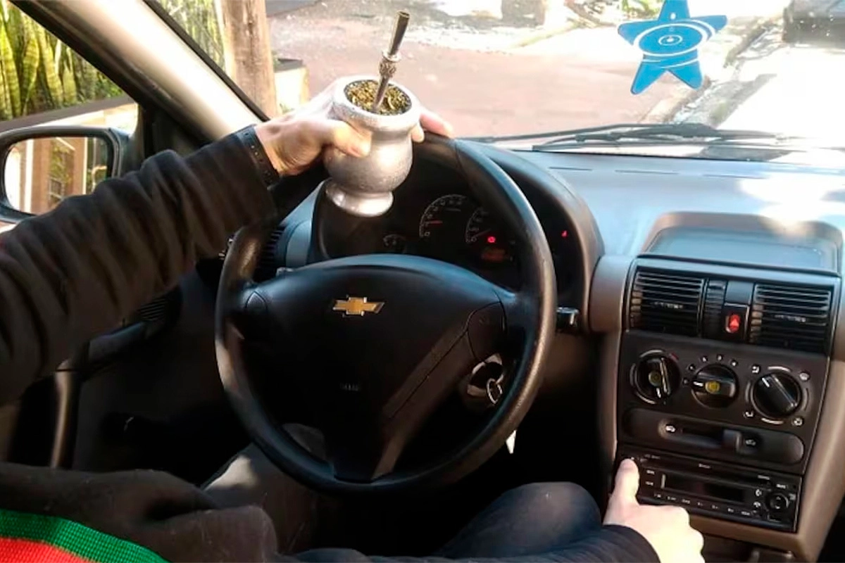 Multan por tomar mate al conducir Multan por tomar mate al conducir