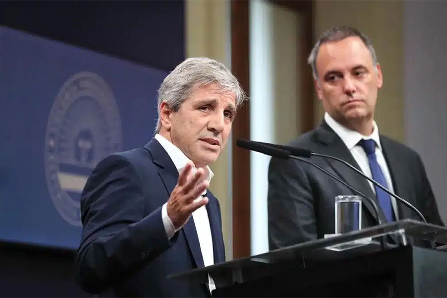 Caputo y Adorni durante los anuncios.