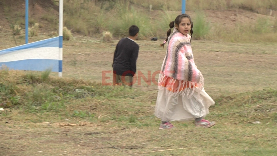 Los niños disfrutaron de la tarde pese al fr&iacute;o.