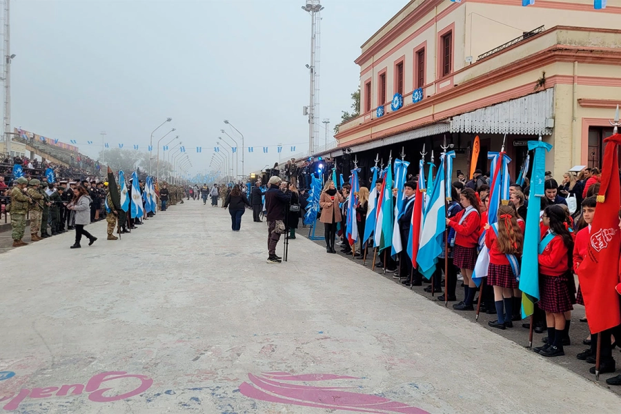 El desfile del 25 de Mayo en Gualeguaych&uacute; deslumbra con color, tradici&oacute;n y peric&oacute;n