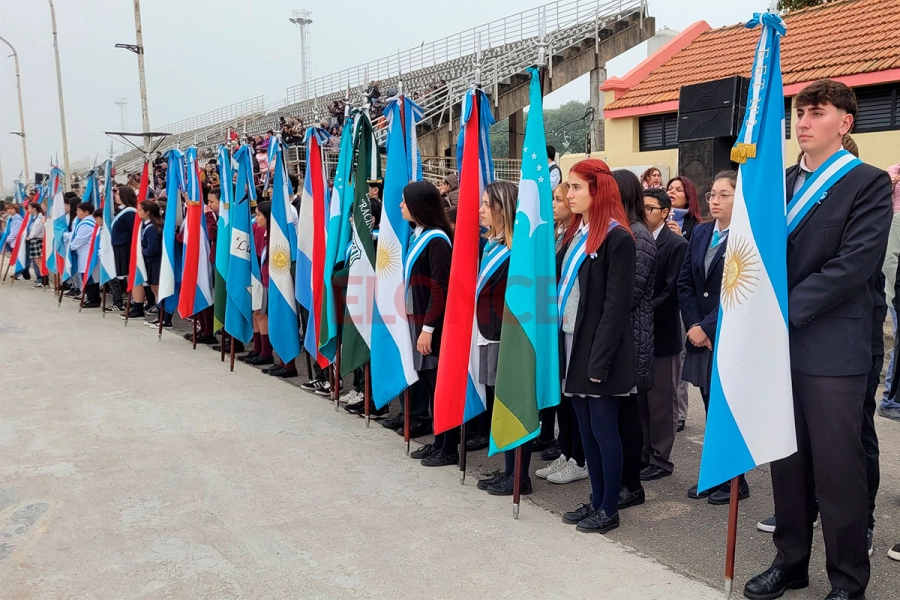 El desfile del 25 de Mayo en Gualeguaych&uacute; deslumbra con color, tradici&oacute;n y peric&oacute;n