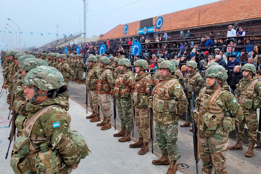 El desfile del 25 de Mayo en Gualeguaych&uacute; deslumbra con color, tradici&oacute;n y peric&oacute;n