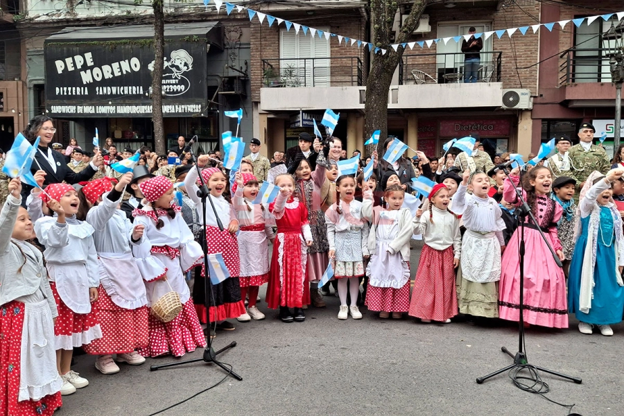 Paran&aacute; vivi&oacute; con entusiasmo y participaci&oacute;n el desfile por la Revoluci&oacute;n de Mayo