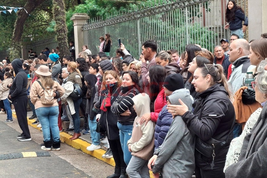 Paran&aacute; vivi&oacute; con entusiasmo y participaci&oacute;n el desfile por la Revoluci&oacute;n de Mayo