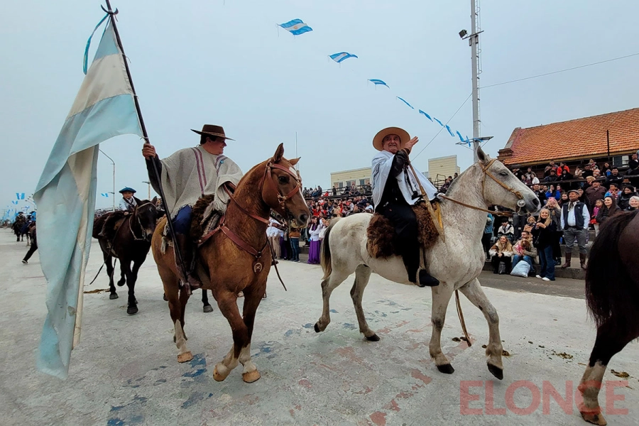 El 25 de Mayo en Gualeguaych&uacute; se vivi&oacute; con identidad, desfile multitudinario y folklore