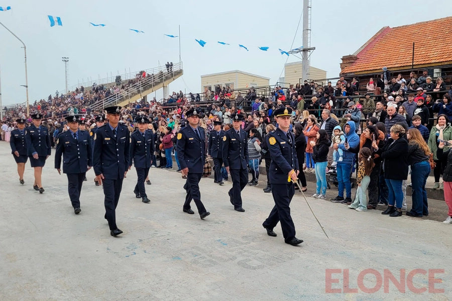 Escuelas, gauchos y un peric&oacute;n multitudinario marcaron el 25 de Mayo en Gualeguaych&uacute;