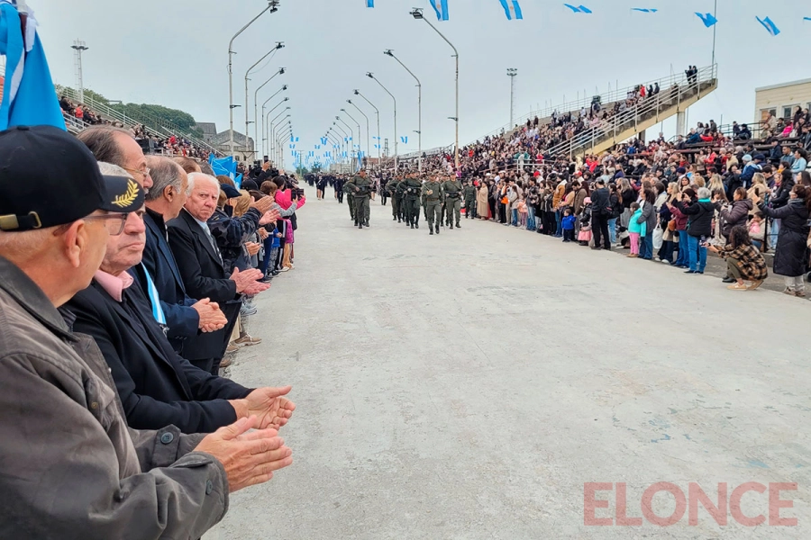 Escuelas, gauchos y un peric&oacute;n multitudinario marcaron el 25 de Mayo en Gualeguaych&uacute;