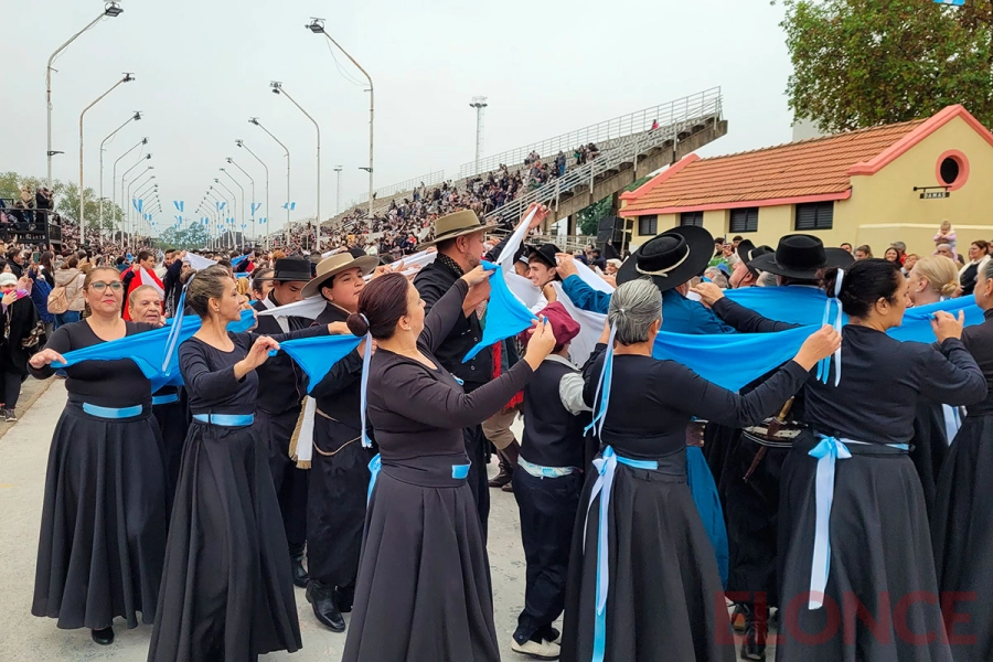 M&aacute;s de 2.000 bailarines y el peric&oacute;n m&aacute;s grande del pa&iacute;s