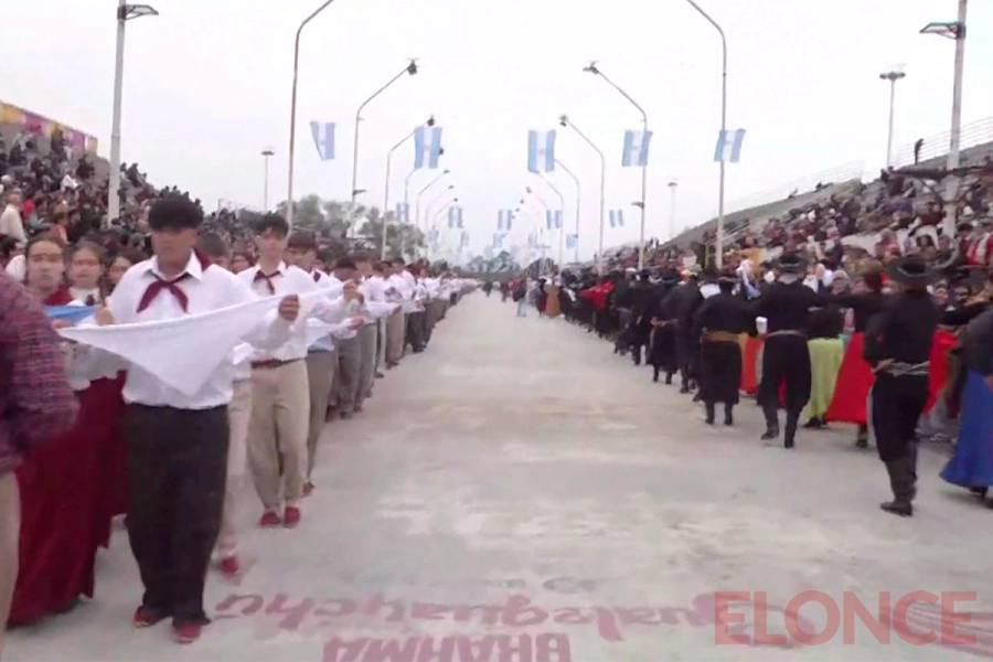 Escuelas, gauchos y un peric&oacute;n multitudinario marcaron el 25 de Mayo en Gualeguaych&uacute;