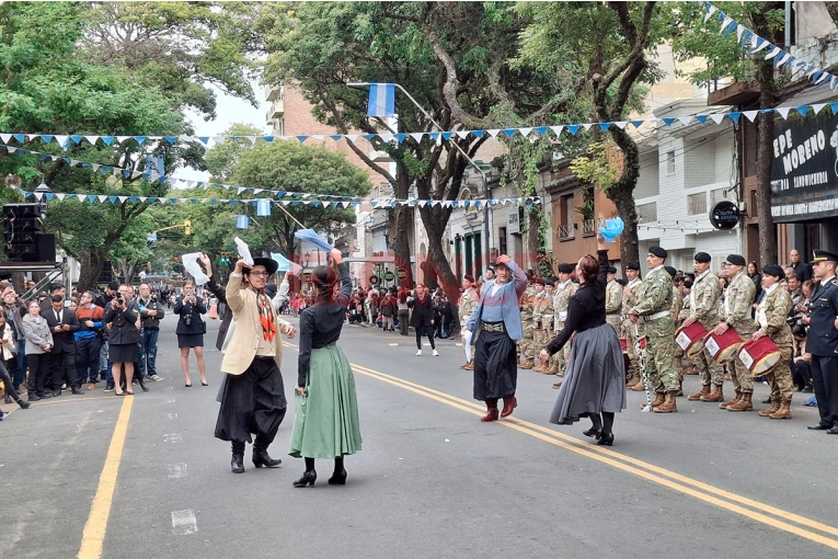 El desfile del 25 de Mayo se realizará en barrio Aatra de Paraná y habrá locro solidario