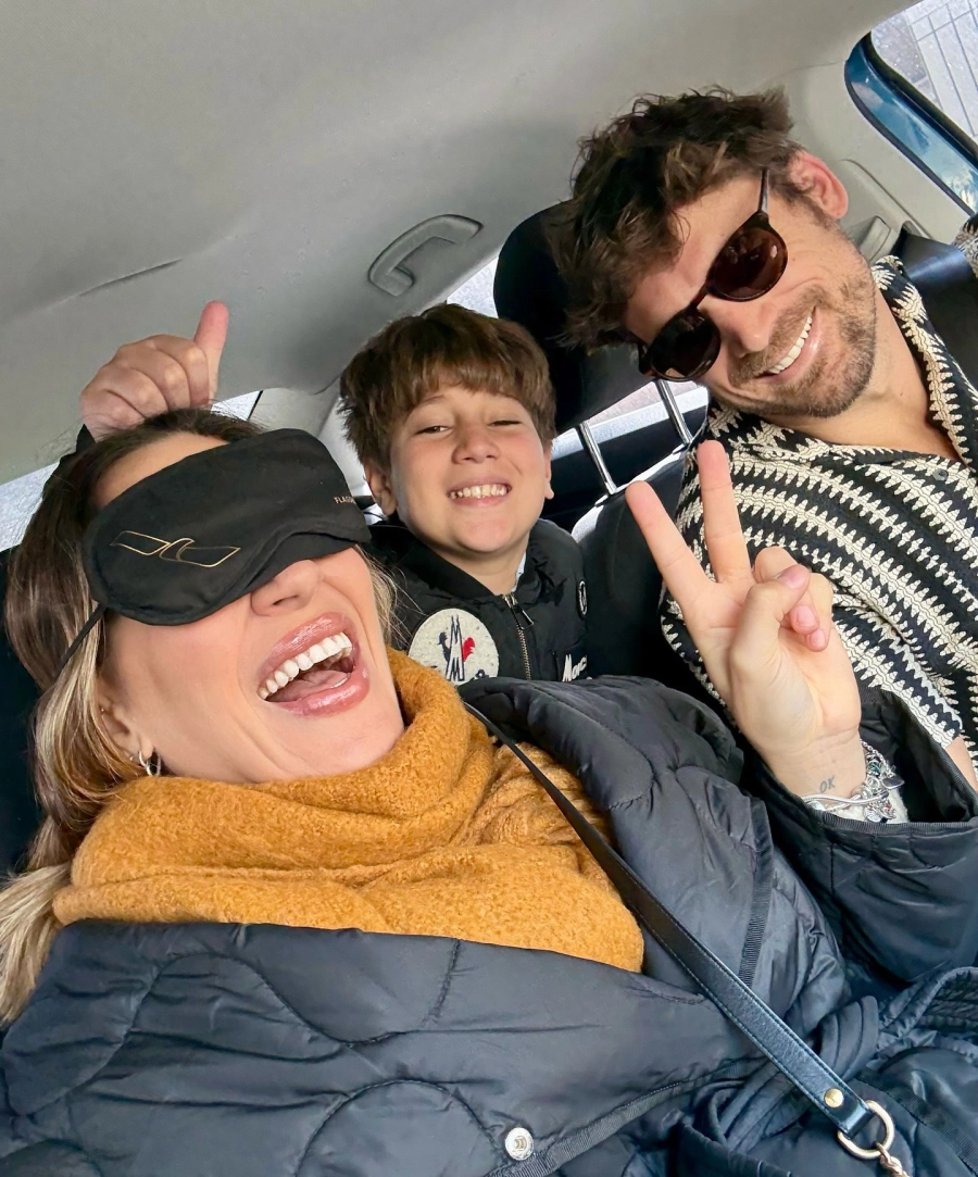 Jimena Bar&oacute;n con su hijo y su pareja. Instagram