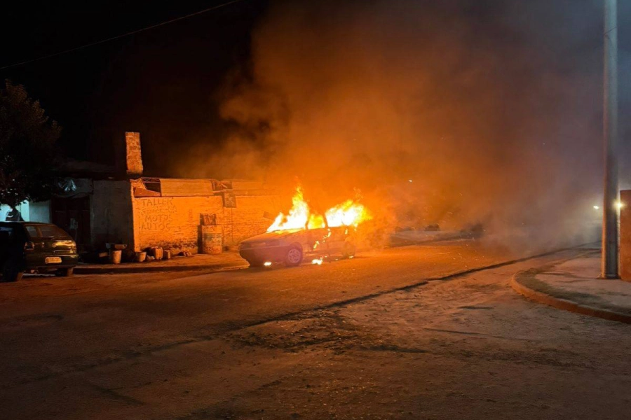 Se incendi&oacute; un auto en un taller y peritan las causas del fuego (foto Bomberos Voluntarios Gualeguay)