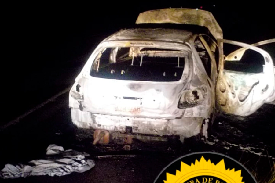 Un autom&oacute;vil se incendi&oacute; por completo mientras circulaba por la Autov&iacute;a Artigas (foto Polic&iacute;a de Entre R&iacute;os)