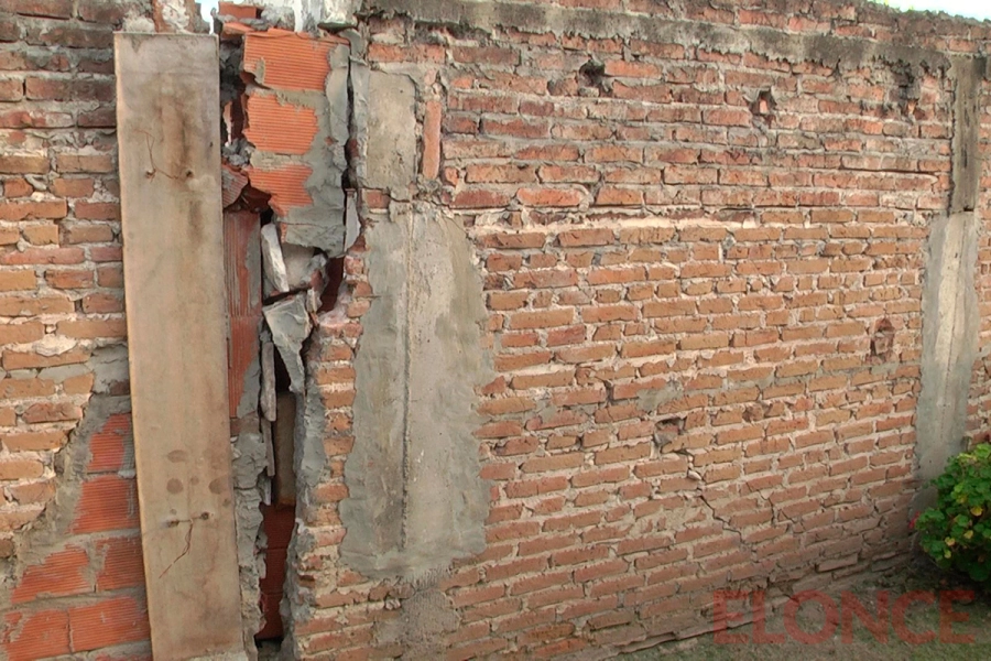 Riesgo de derrumbe de al menos diez viviendas de barrio Mariano Moreno (foto Elonce)