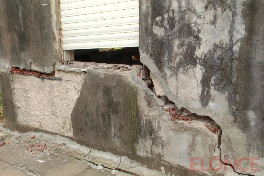 La erosi&oacute;n del arroyo Colorado afecta los cimientos de varias casas de calle Cabildo Abierto (foto Elonce)