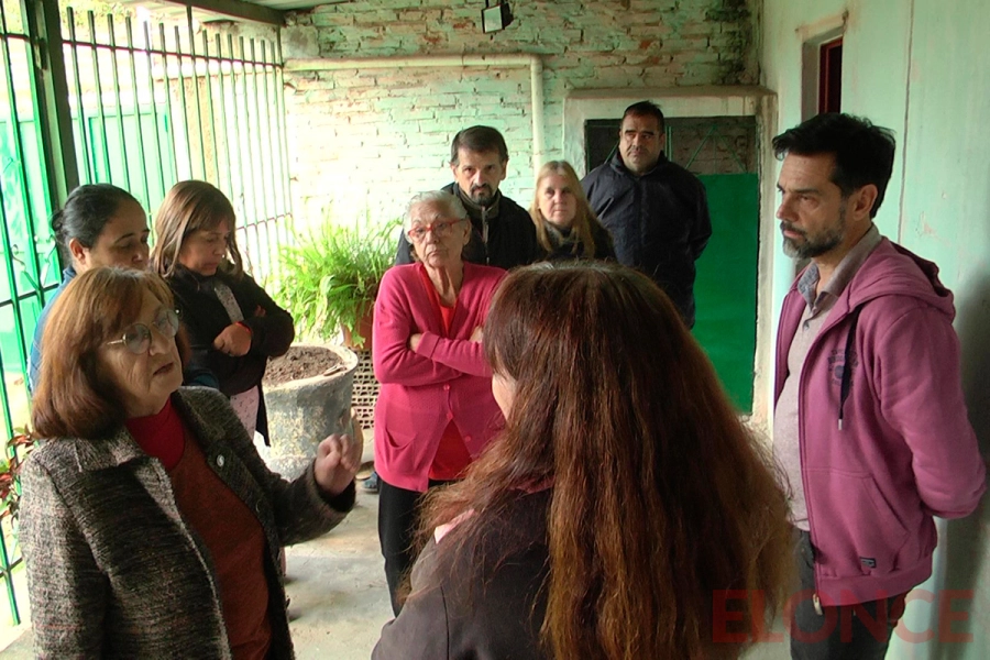 Vecinos de barrio Mariano Moreno se reunieron con Eduardo Lor&eacute;fice (foto Elonce)